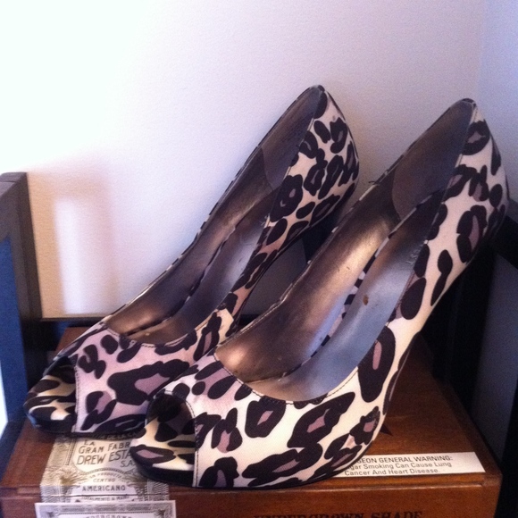 Nine West Shoes - 9 West Gray & Black Leopard Heels w Vintage Clutch